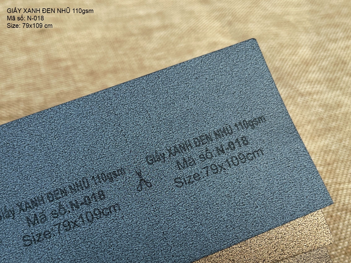 Giấy XANH ĐEN NHŨ 110gsm (N-018)